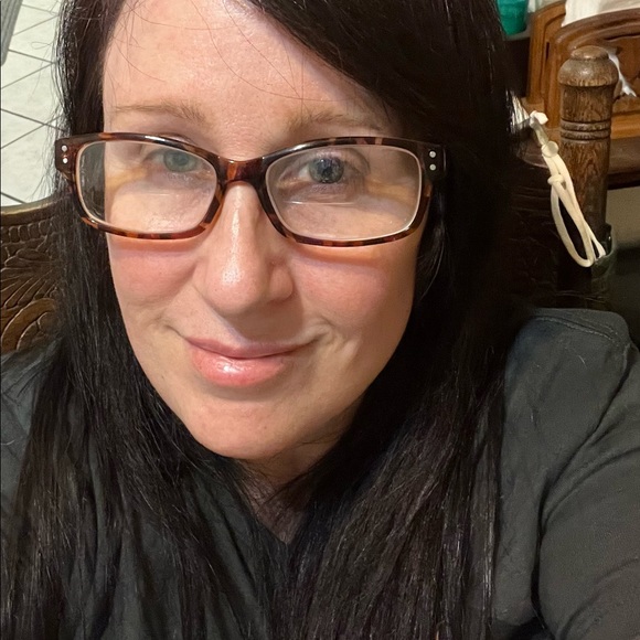 Meet your Posher, Nicole - Picture 1 of 2